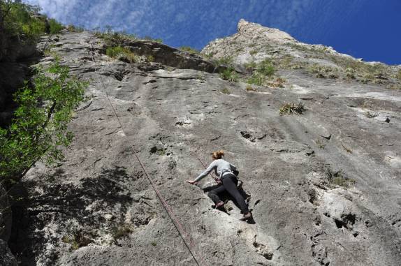 A Ana negocia com a parede na nossa segunda via em Potrero Chico, no nordeste do México